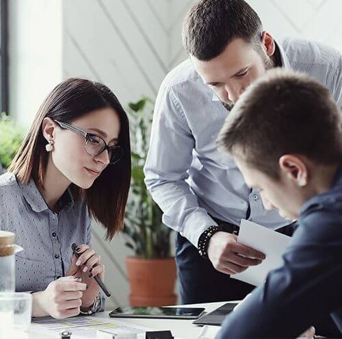 Beraterteam bespricht eine Finanzierung