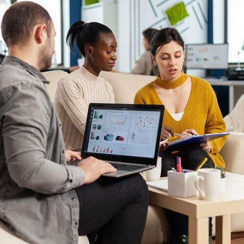 Person stellt bequem eine Online-Anfrage