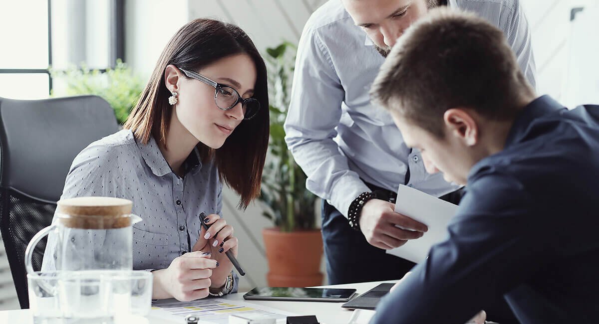 Team prüft gemeinsam Finanzierungsunterlagen