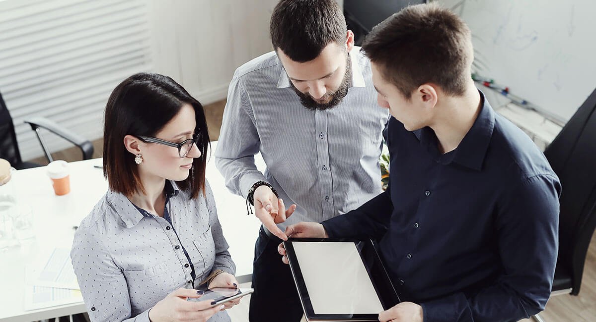 Kundinnen und Kunden prüfen ein Angebot am Tablet